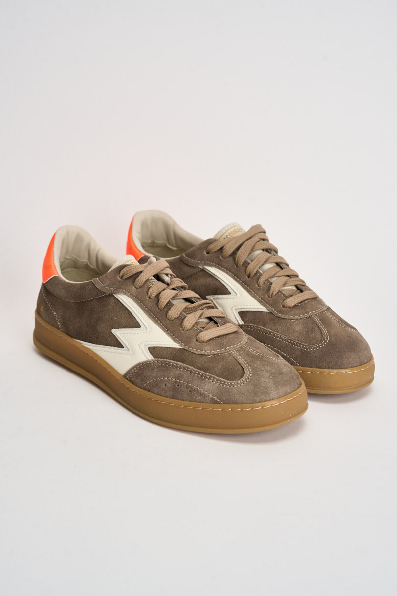 Sneakers uomo basse in pelle scamosciata tortora CL072 TAUPE MOACONCEPT 