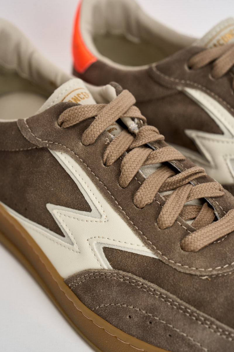 Sneakers uomo basse in pelle scamosciata tortora CL072 TAUPE MOACONCEPT 