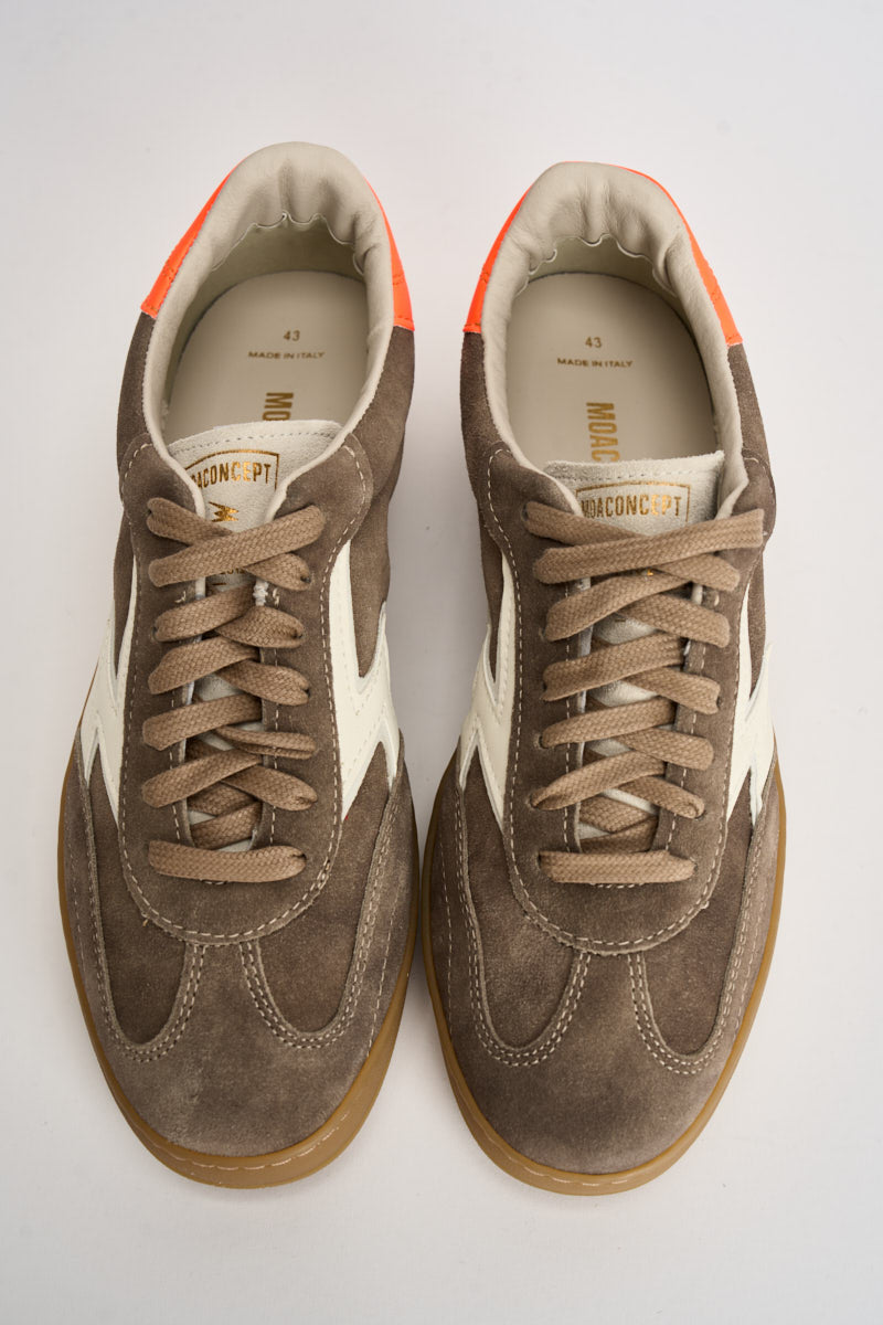 Sneakers uomo basse in pelle scamosciata tortora CL072 TAUPE MOACONCEPT 
