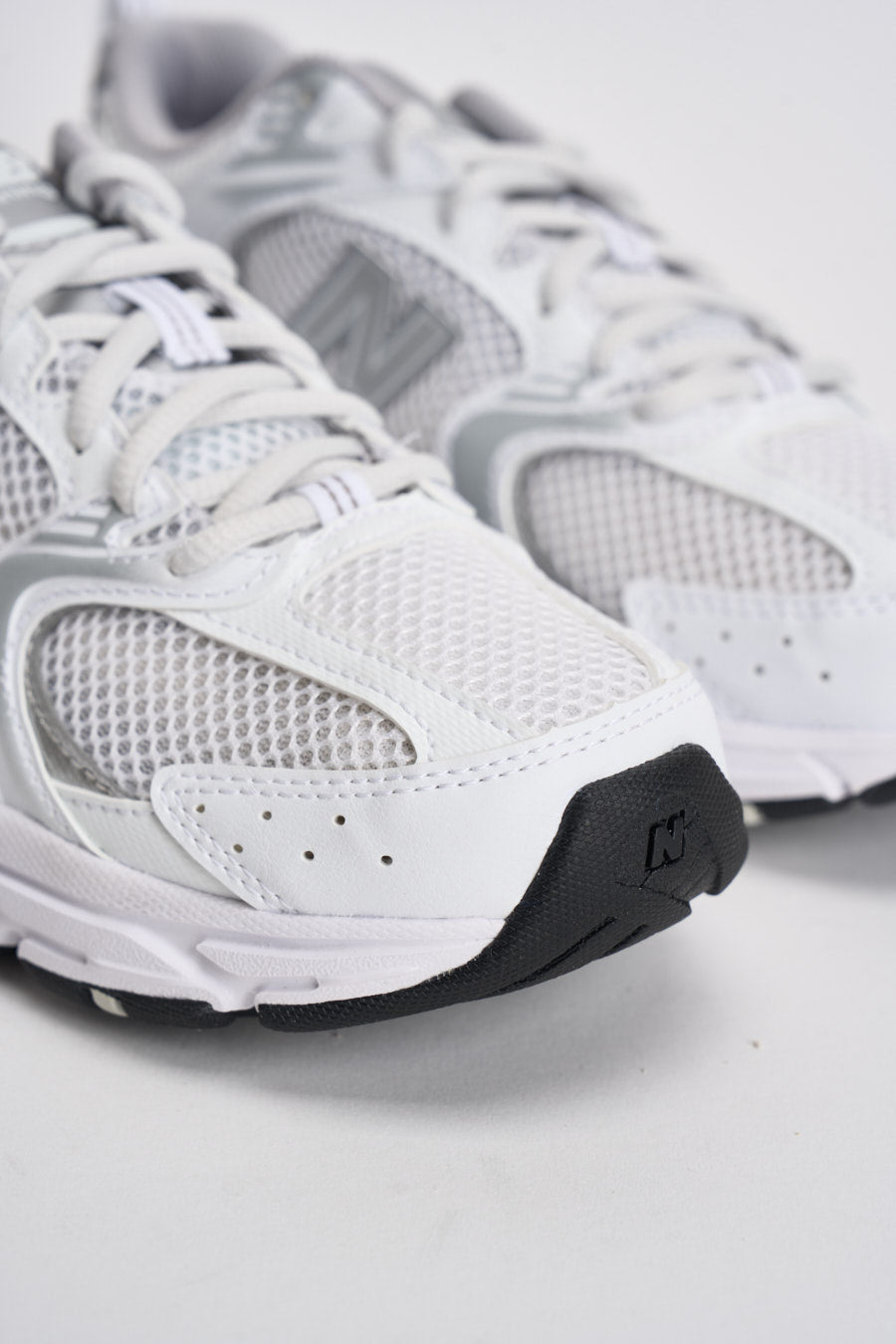 Sneakers donna 530 bianche e argento NBMR530 EMA NEW BALANCE 