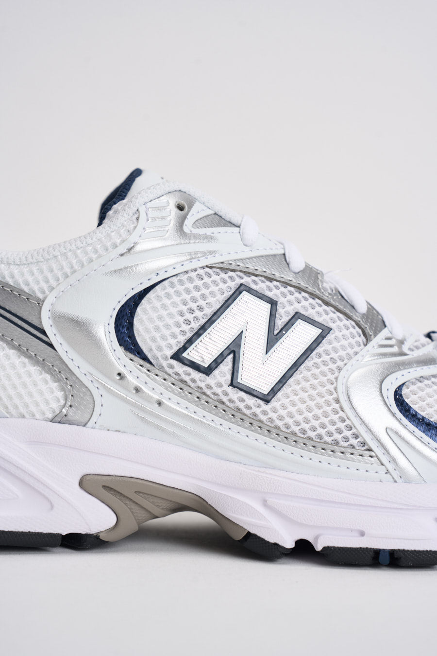Sneakers uomo 530 bianche e blu NBMR530. SG NEW BALANCE 