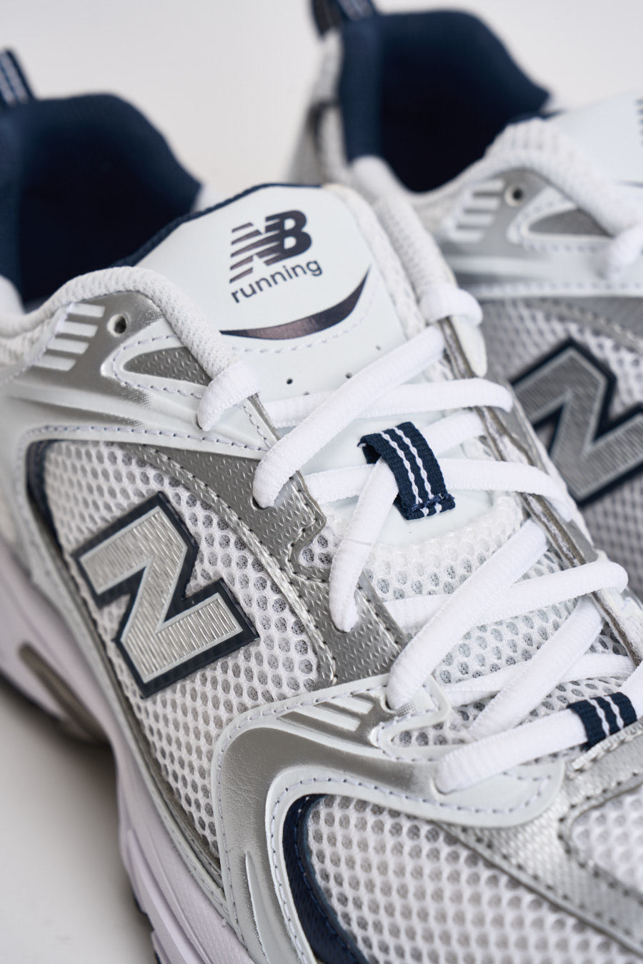 Sneakers uomo 530 bianche e blu NBMR530. SG NEW BALANCE 