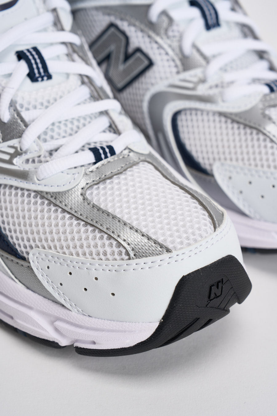 Sneakers uomo 530 bianche e blu NBMR530. SG NEW BALANCE 