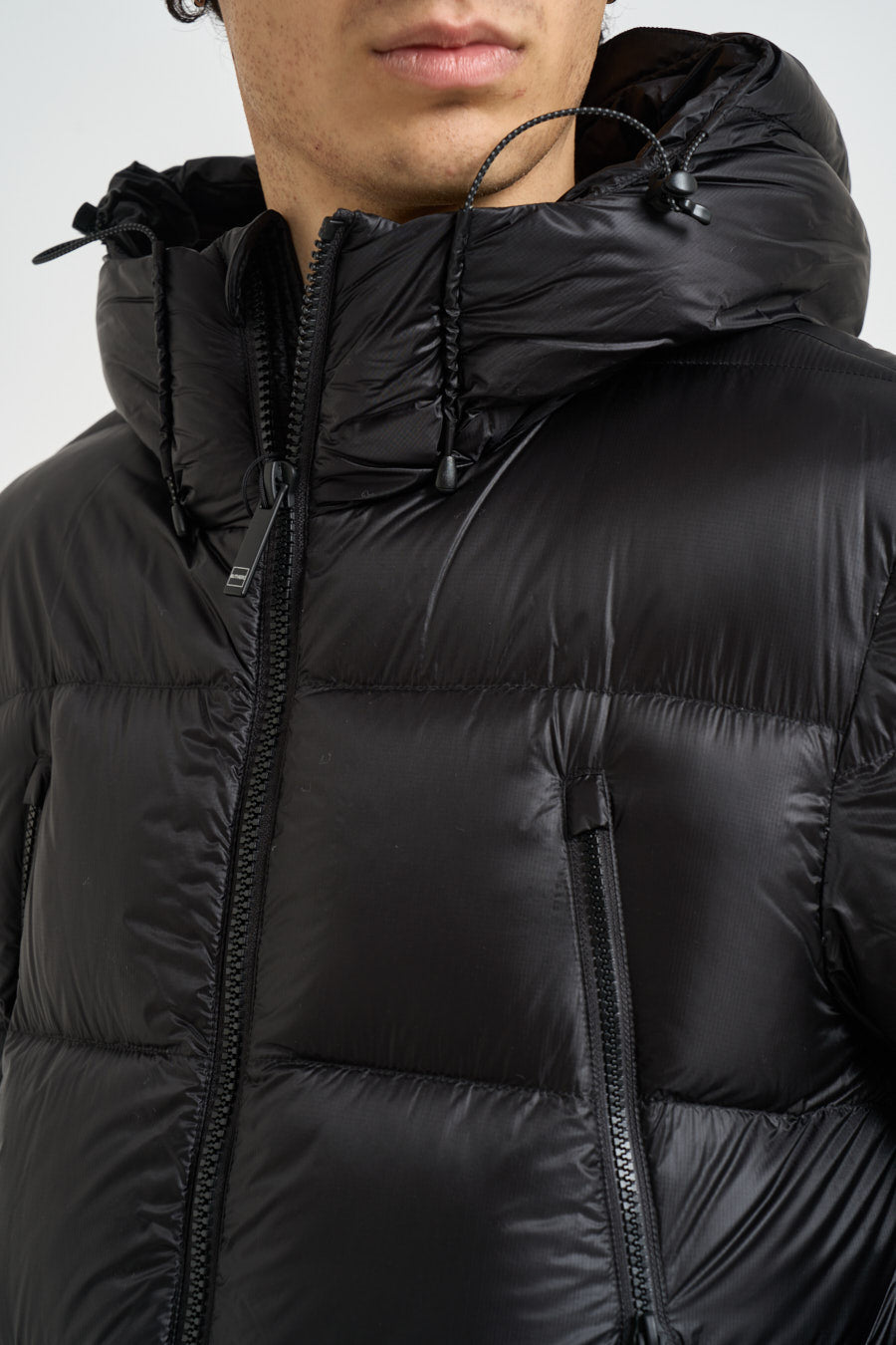 Piumino uomo con cappuccio nero M507C032 1749 OUTHERE 