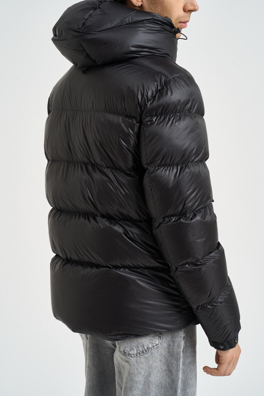Piumino uomo con cappuccio nero M507C032 1749 OUTHERE 