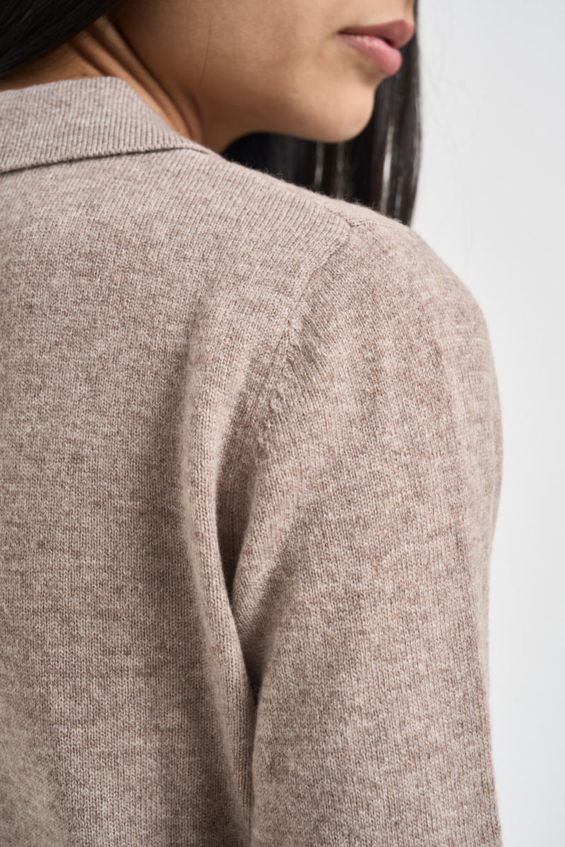 Maglia donna in lana beige scuro WL1028 BEIGE TENSIONE IN 