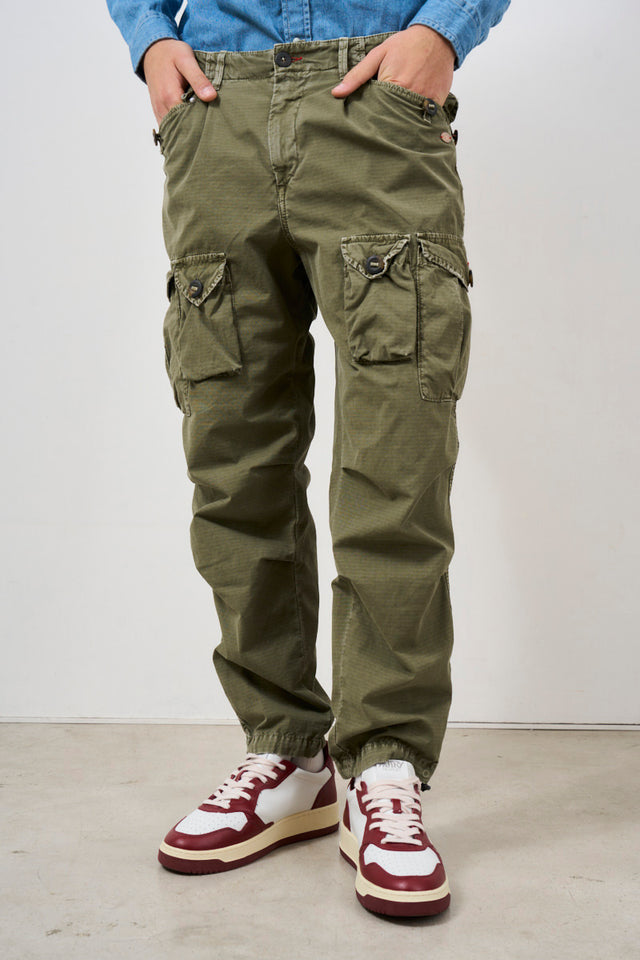 Pantalone uomo con tasche cargo verde militare