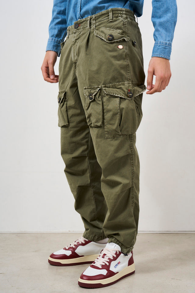 Pantalone uomo con tasche cargo verde militare