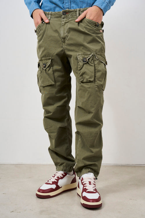 Men's trousers with cargo pockets in military green