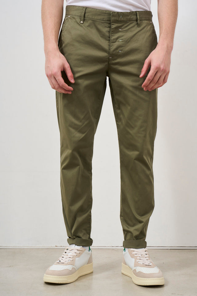 Pantalone uomo cropped con pinces verde militare