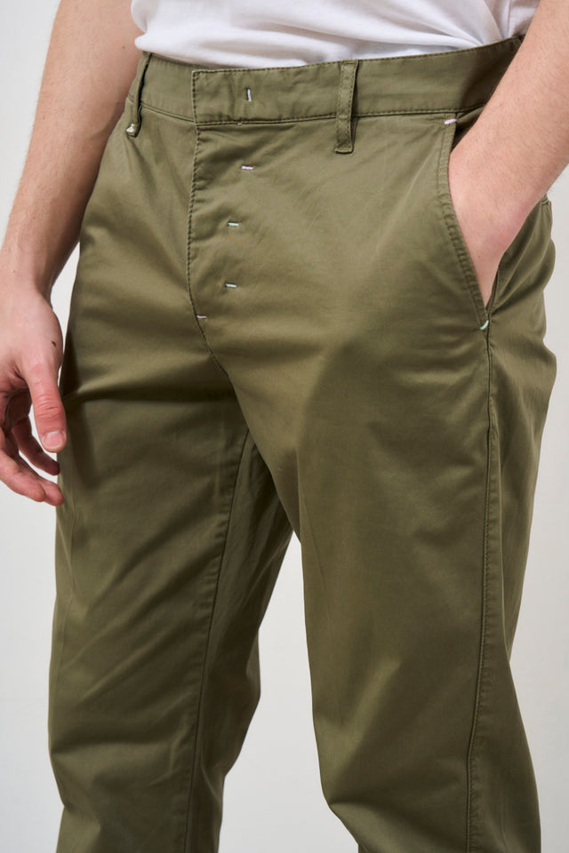 Pantalone uomo cropped con pinces verde militare