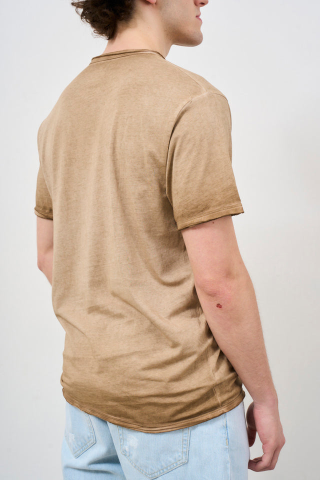 T-shirt uomo beige con orlo a taglio vivo