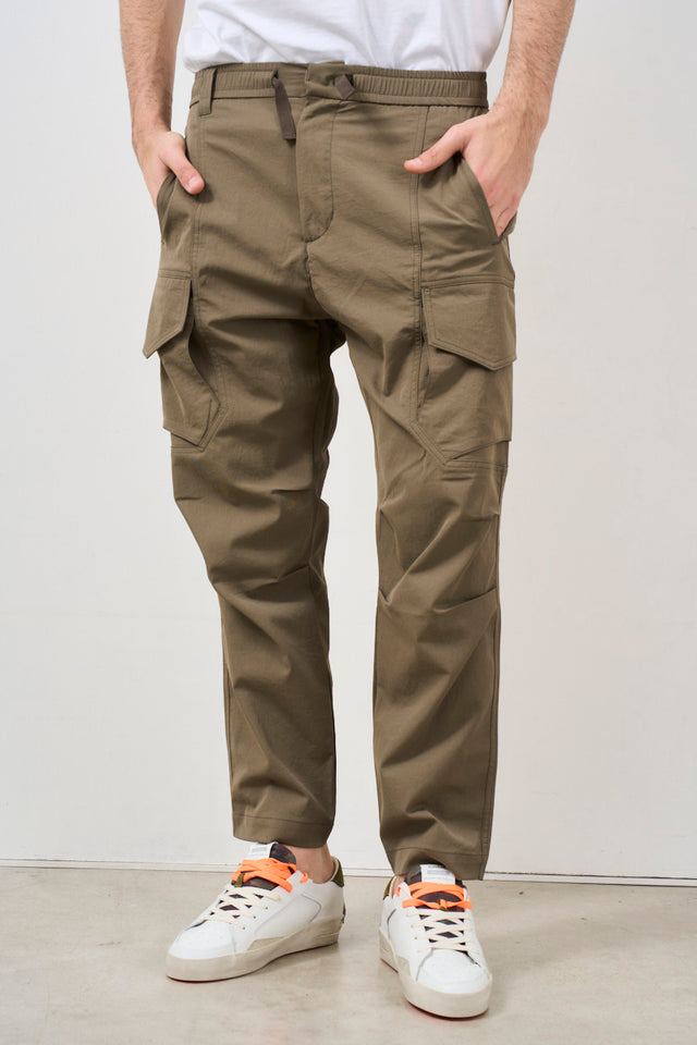 Men's trousers with cargo pockets