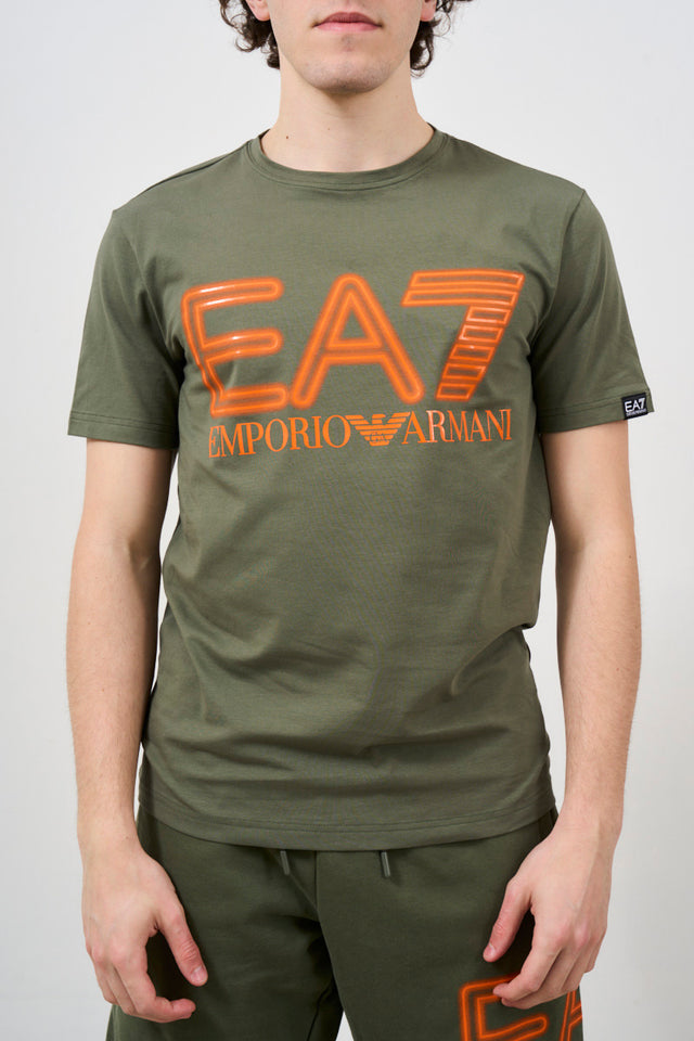 T-shirt uomo verde militare con stampa EA7 arancione