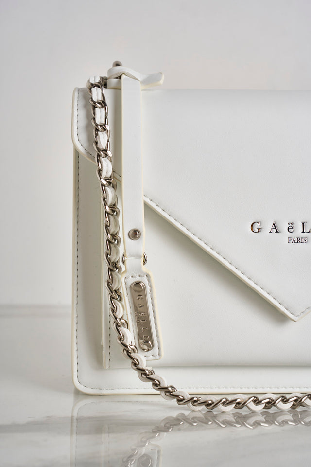 Women's bag with chain