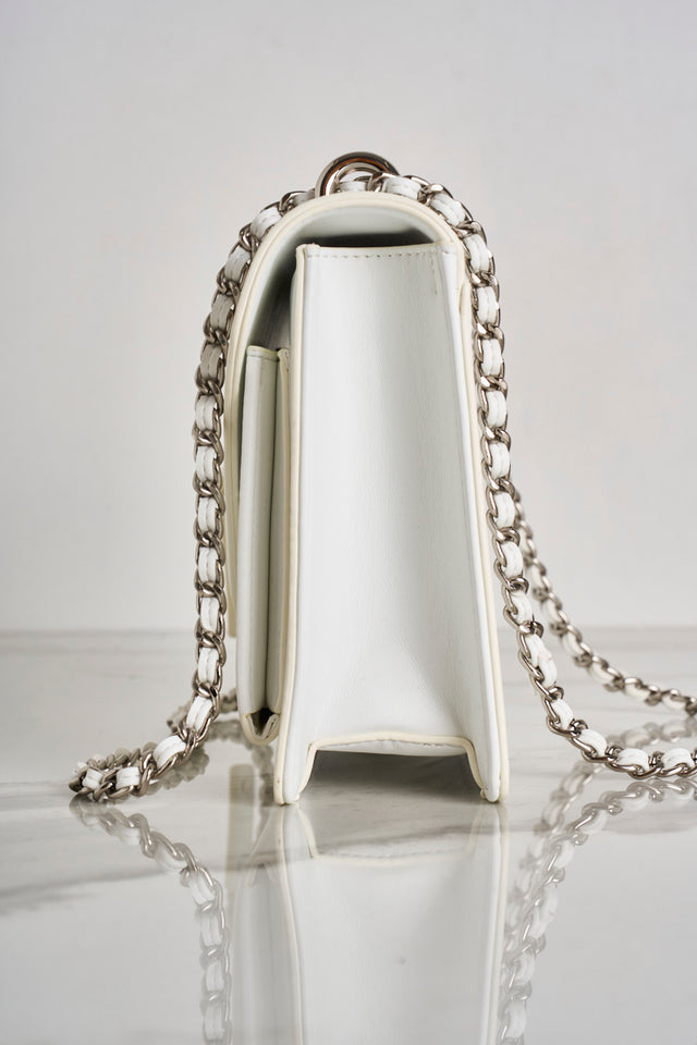 Women's bag with chain