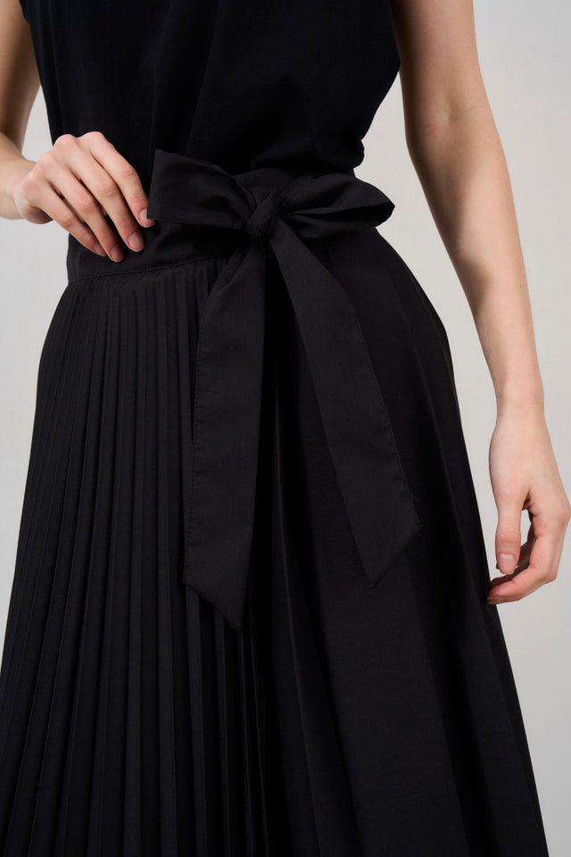 Women's skirt with pleating and bow