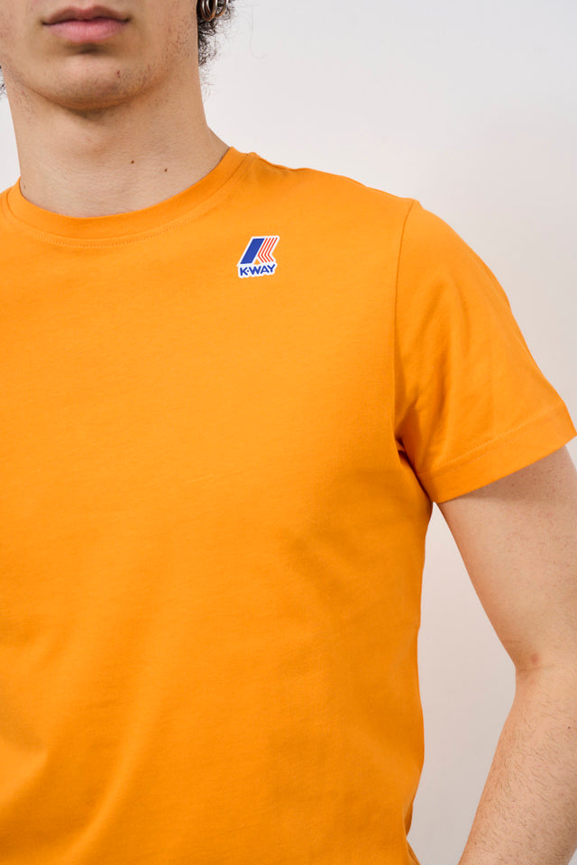 T-shirt uomo arancione con logo colorato