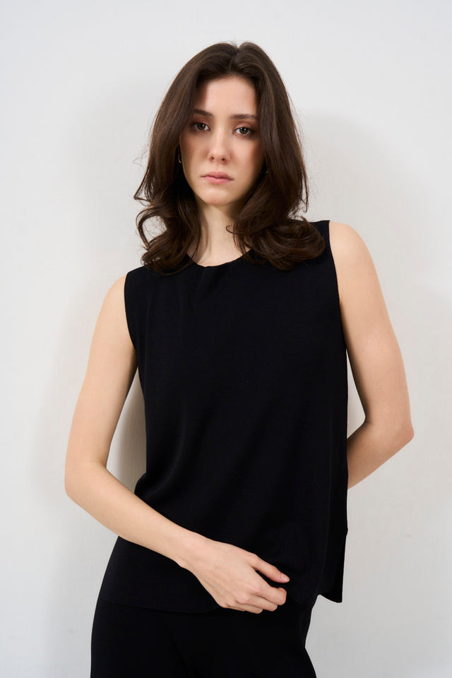 Women's sleeveless top with application