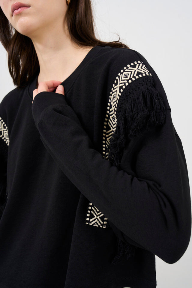 Cropped women's sweatshirt with fringes
