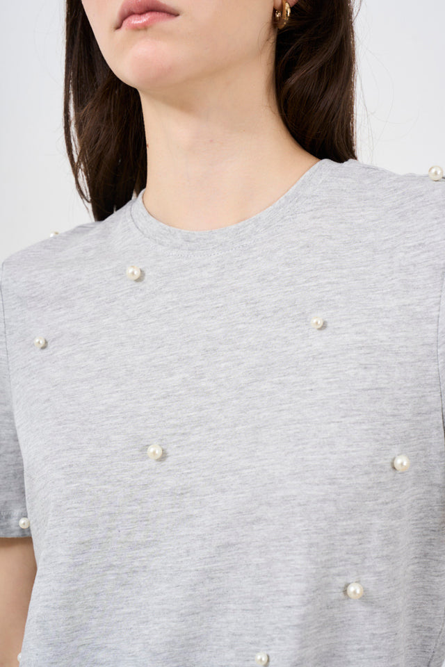 Women's T-shirt with applied pearls