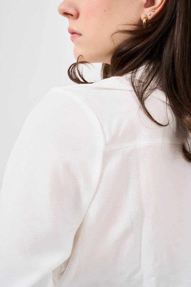 Women's shirt with knot