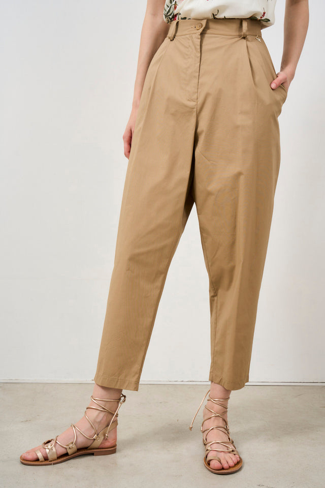 Pantalone in cotone elasticizzato con pinces