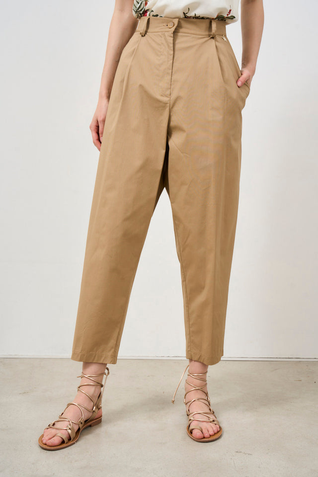 Pantalone in cotone elasticizzato con pinces