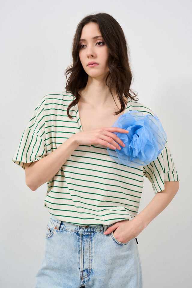 T-shirt a righe con spilla in tulle