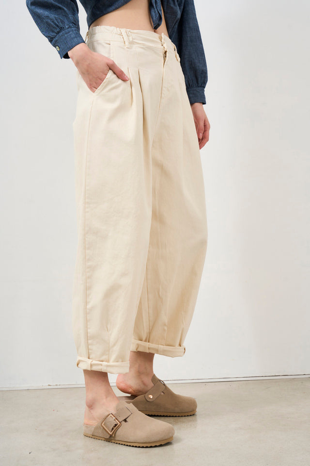 Cropped women's trousers with double pleats