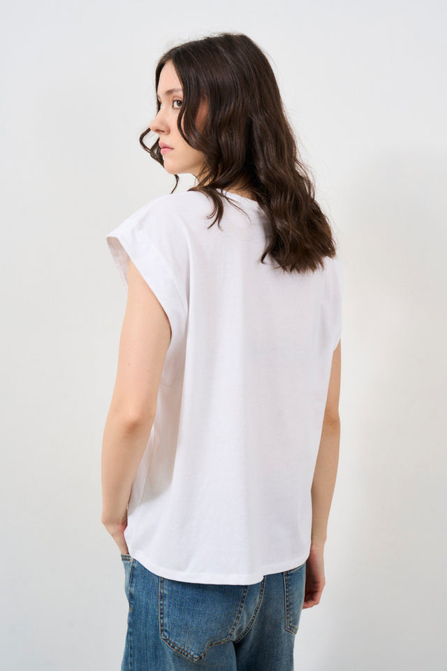 Women's T-shirt with pearls