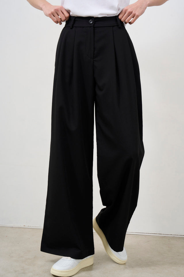 Basic women's trousers with pleats