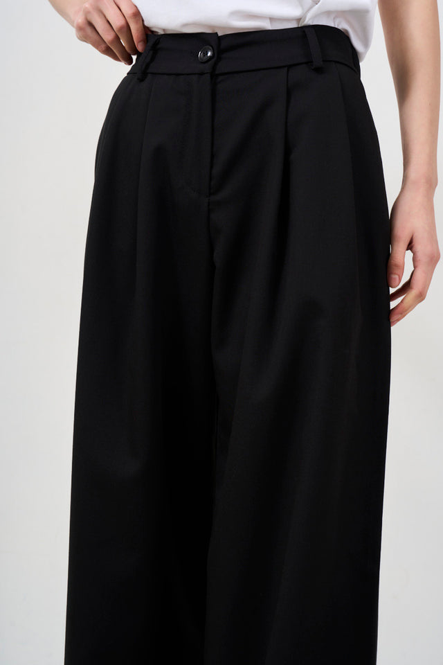 Basic women's trousers with pleats