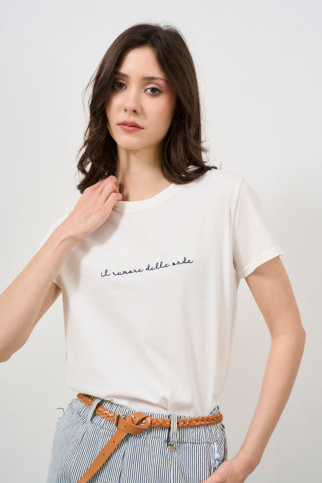 T-shirt basica con scritta ricamata