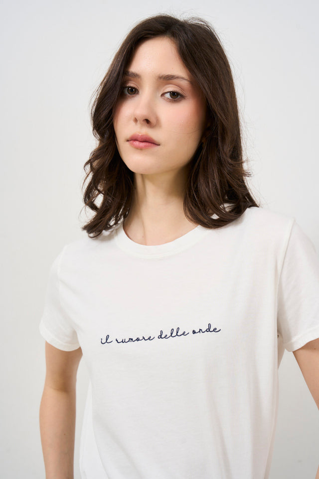 T-shirt basica con scritta ricamata