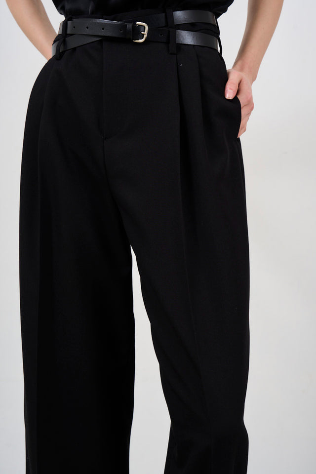 Women's trousers with pleats and double belt