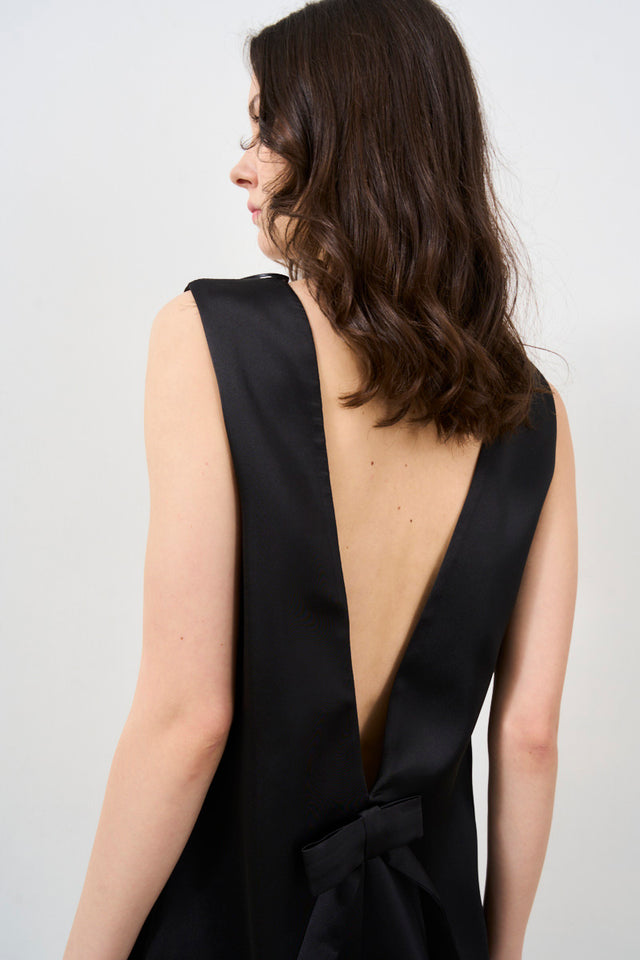 Women's dress with bow on the back