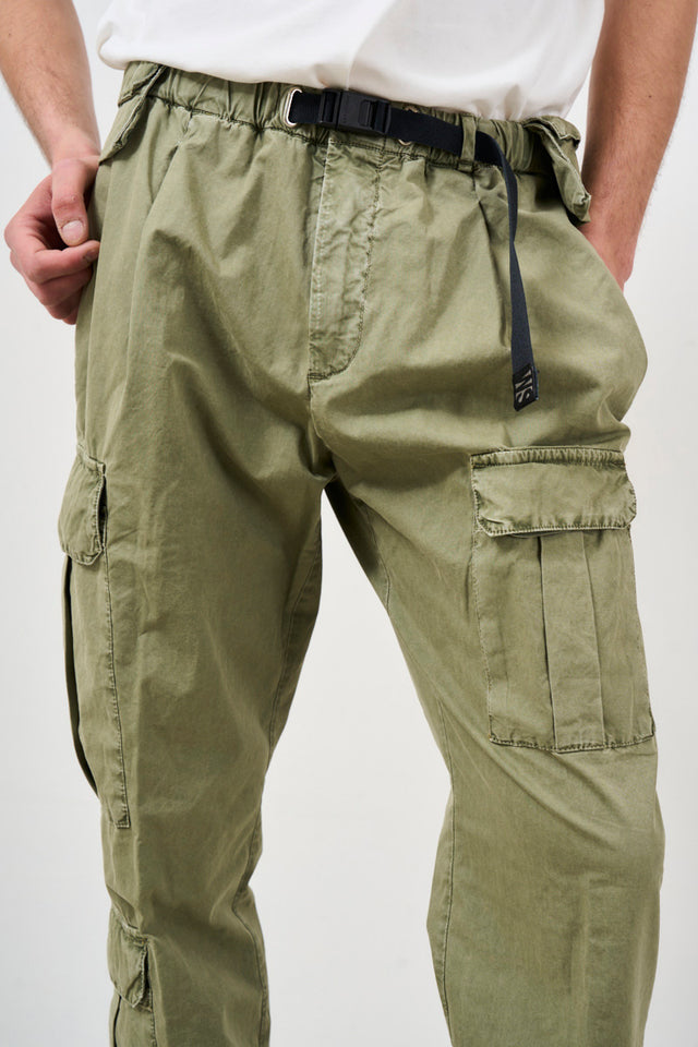 Men's trousers with cargo pockets and drawstring