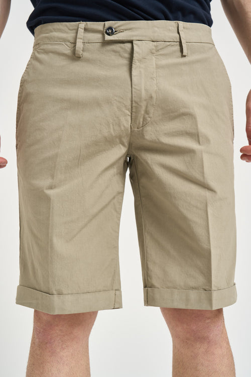 Bermuda uomo fango