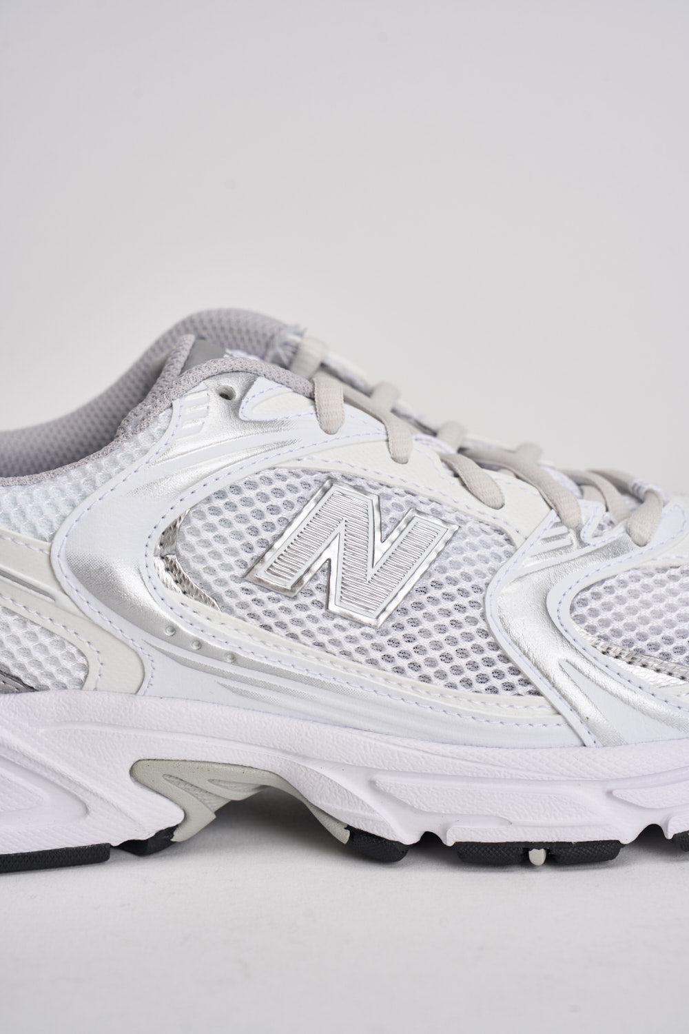 Sneakers donna 530 bianche e argento NBMR530 EMA NEW BALANCE 