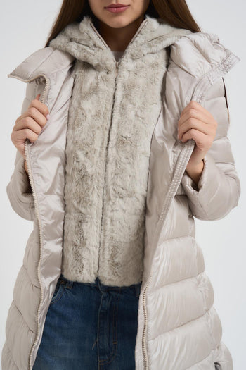 Piumino donna lungo svasato con pettorina e cappuccio in eco pelliccia beige - 6