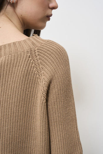 Women's camel sweater with side slits - 5