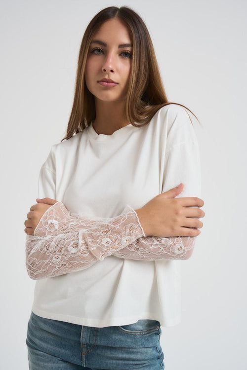 T-shirt donna bianca con maniche in pizzo