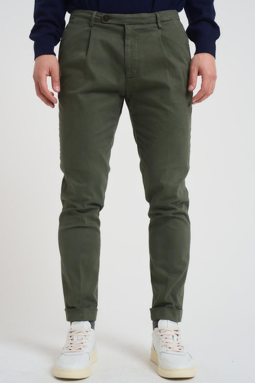 Pantalone uomo con pinces verde militare