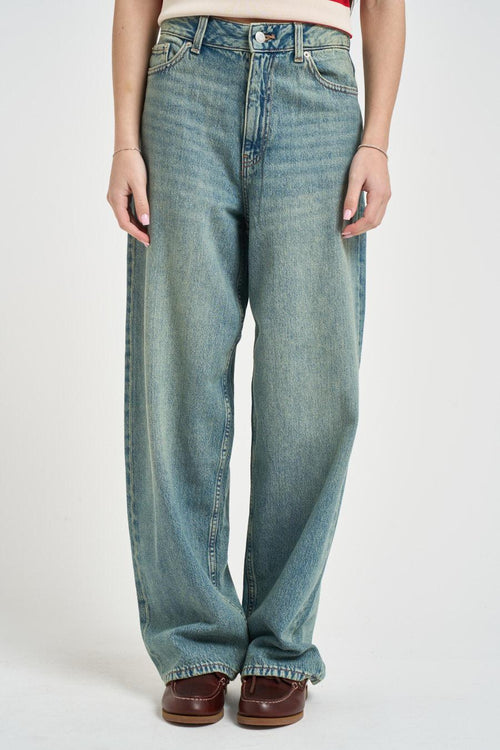 Jeans donna baggy in denim sabbiato