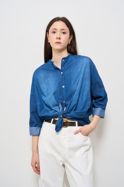 Camicia donna in denim medio.