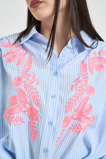 Camicia donna azzurra con ricami rosa - 3