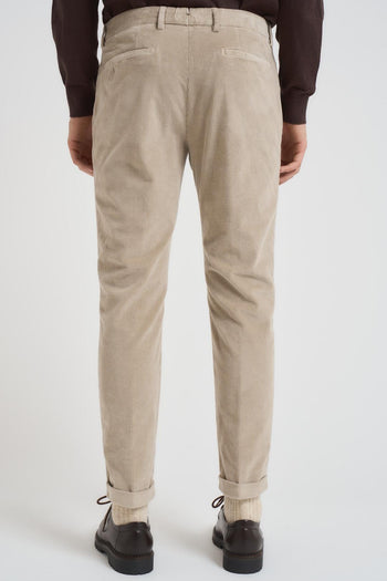 Pantalone uomo con pence in velluto a coste tortora - 3