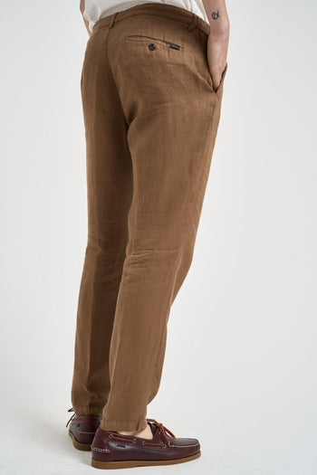 Pantalone uomo con pinces in lino marrone - 3