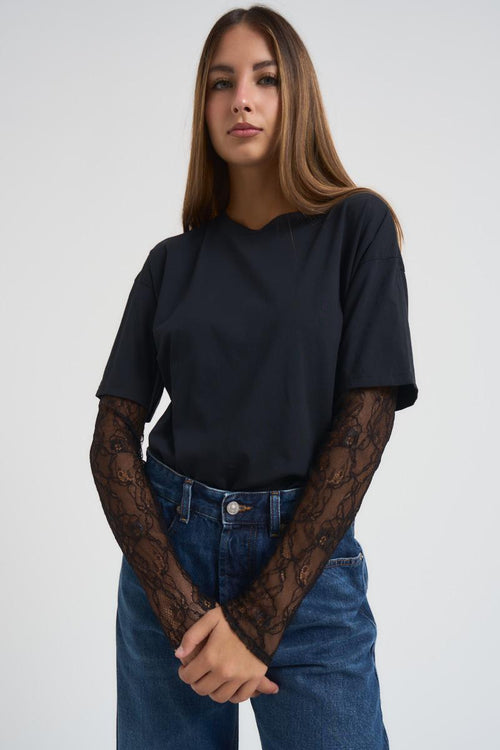 T-shirt donna nera con maniche in pizzo - 2